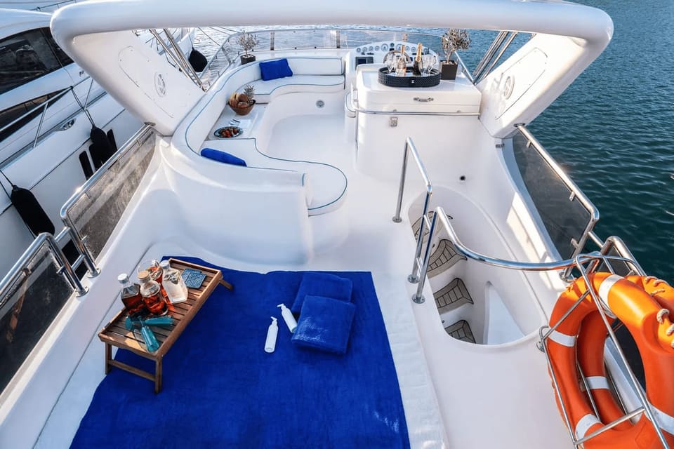Foredeck sun pad and forward seating of a Majesty 50
