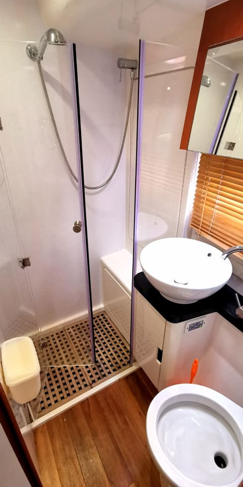 Head with a separate glass shower cubicle, basin and mirror
